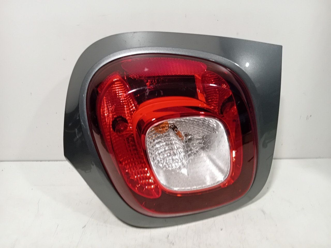 Achterlicht carrosserie rechts Smart Forfour, Onderdelen@venauto.nl, Van der Ven Autorecycling B.V., Ettenseweg 76, 4706 PB Roosendaal, The Netherlands