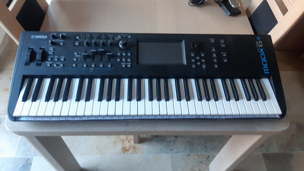 synthétiseur modx6+, Musique & Instruments, Synthétiseurs, 61 touches, Avec valise ou flightcase, Yamaha, Comme neuf
