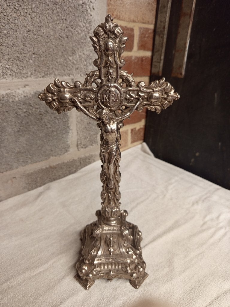 Crucifix croix d'autel vintage antique, Antiquités & Art, Antiquités | Objets religieux, Enlèvement ou Envoi