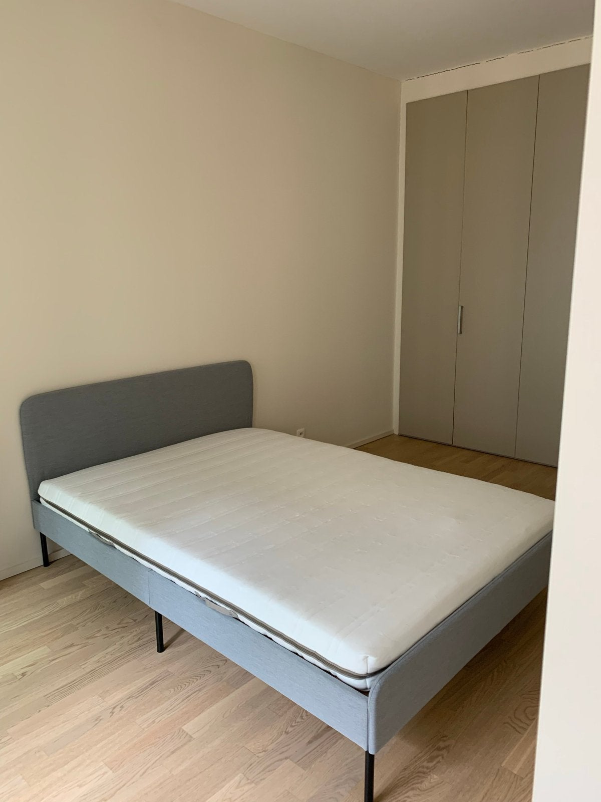 Lit IKEA 140x200, Gris, Tissu, 140 cm, Enlèvement