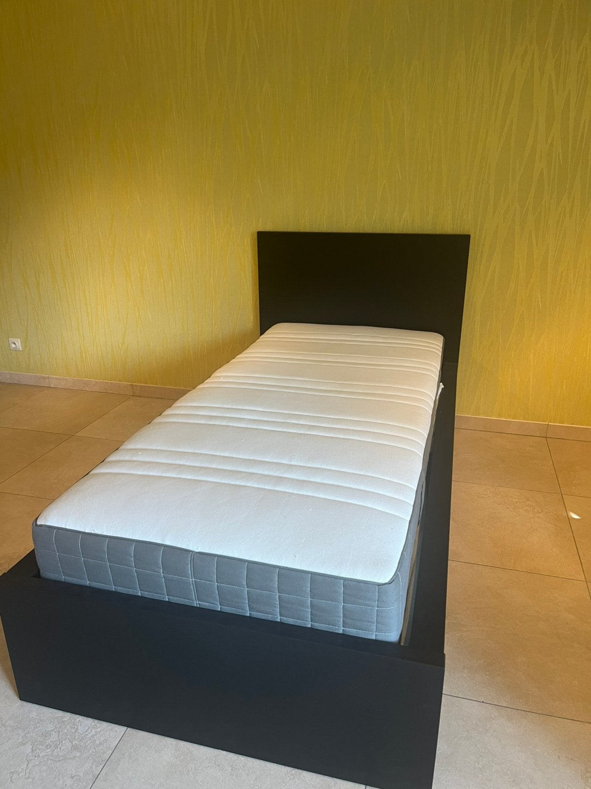 Bed ikea malm met matras, Huis en Inrichting, Ophalen, Zo goed als nieuw