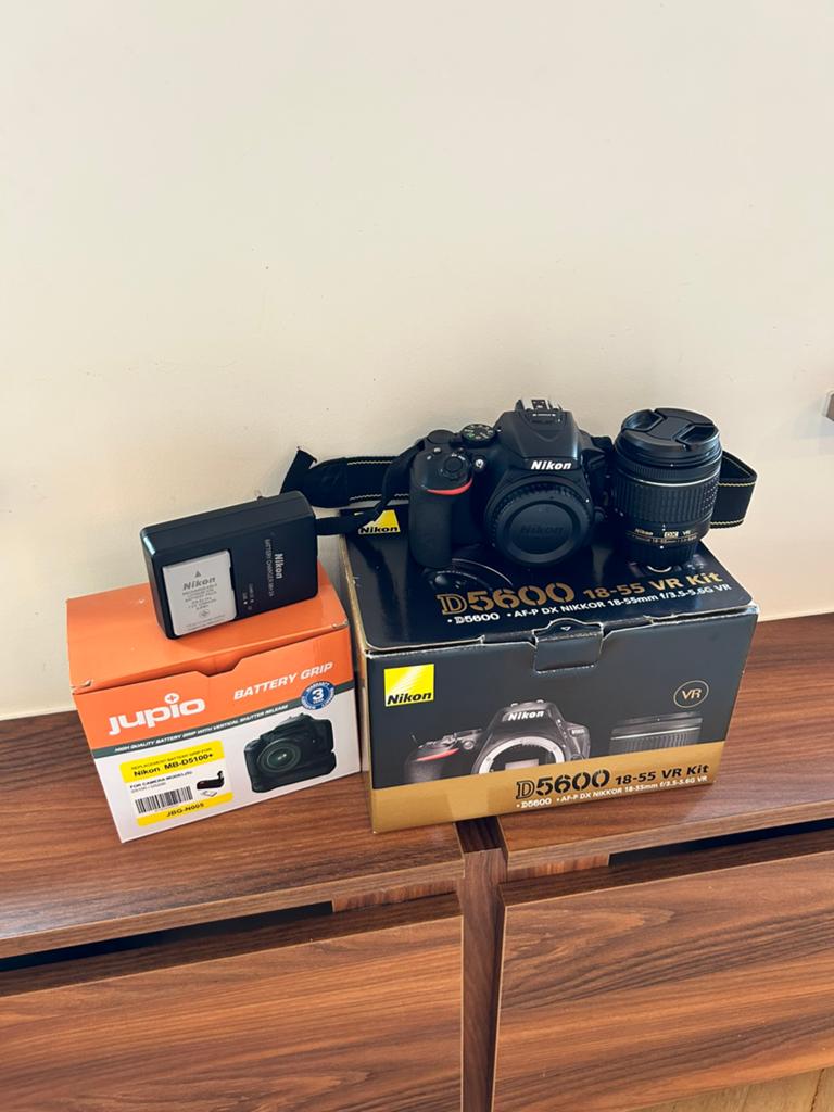 Te koop: Nikon D5600 – 25MP | 18-55mm VR lens, Ophalen of Verzenden, Camera