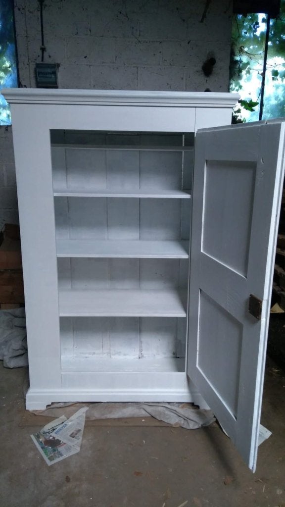 Witte houten opbergkast met legplanken, Enlèvement, Comme neuf, Avec porte(s)