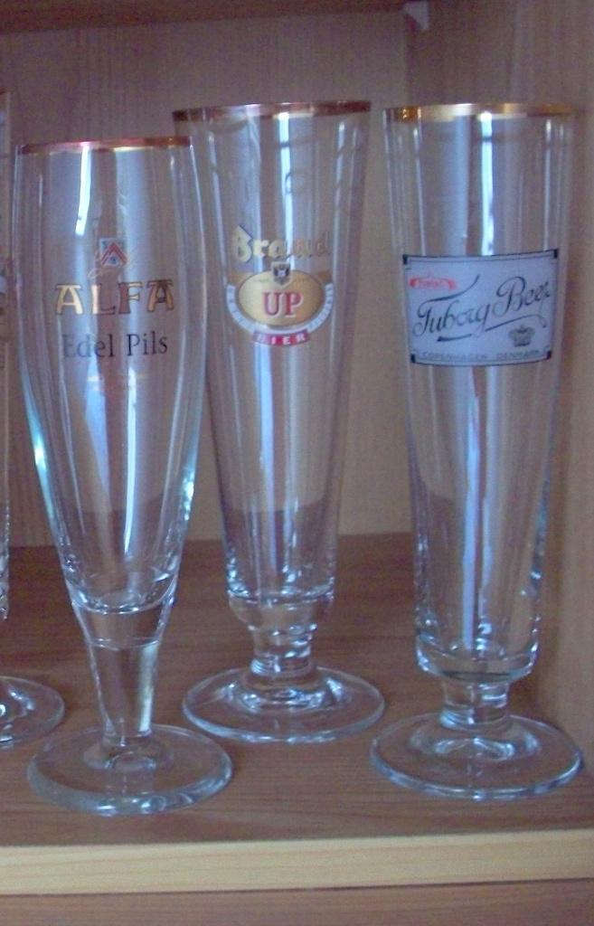 Diverse bierglazen op voetje, Verzamelen, Biermerken, Ophalen, Zo goed als nieuw, Glas of Glazen, Brand