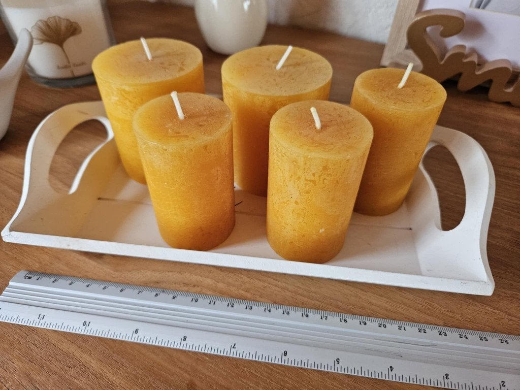 Lot petit plateau + 5 bougies jaunes ocre, Ophalen of Verzenden, Zo goed als nieuw, Geel, Kaars