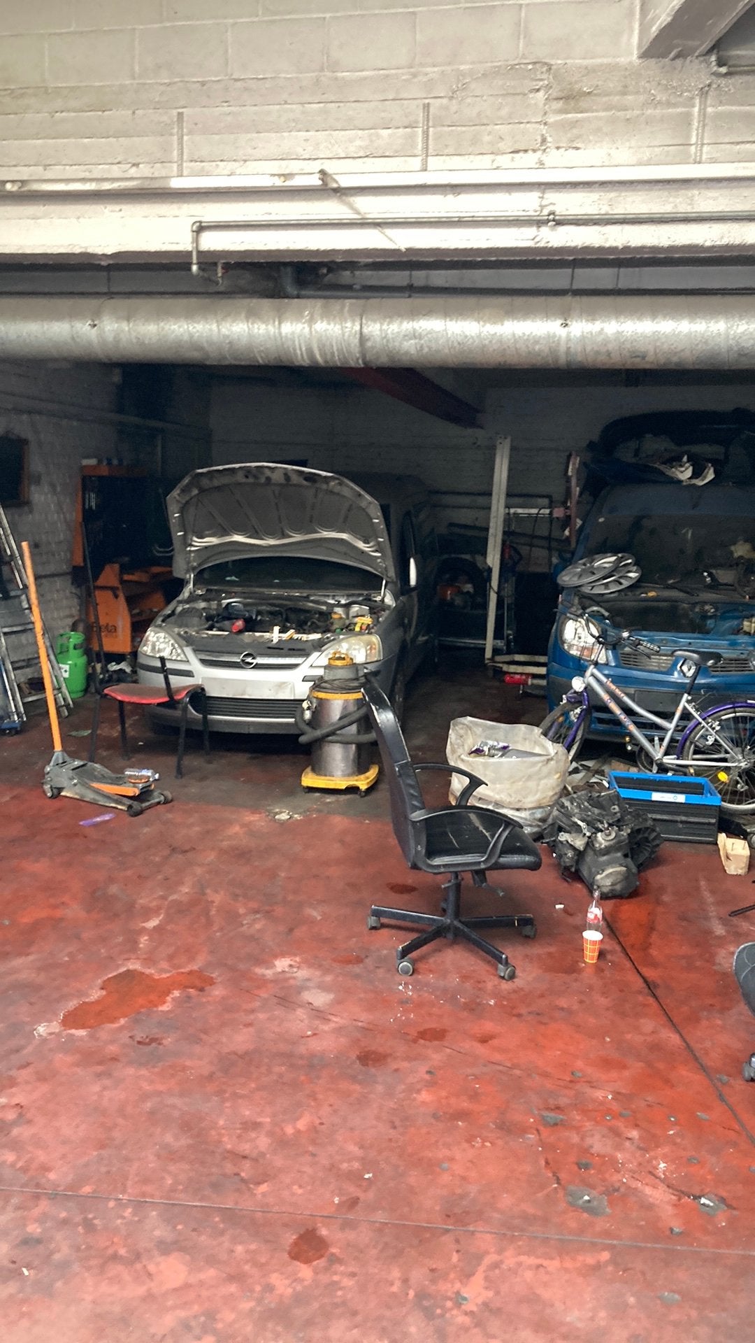 Garage in Brussel veel stukken te koop materieel enzv 7autos