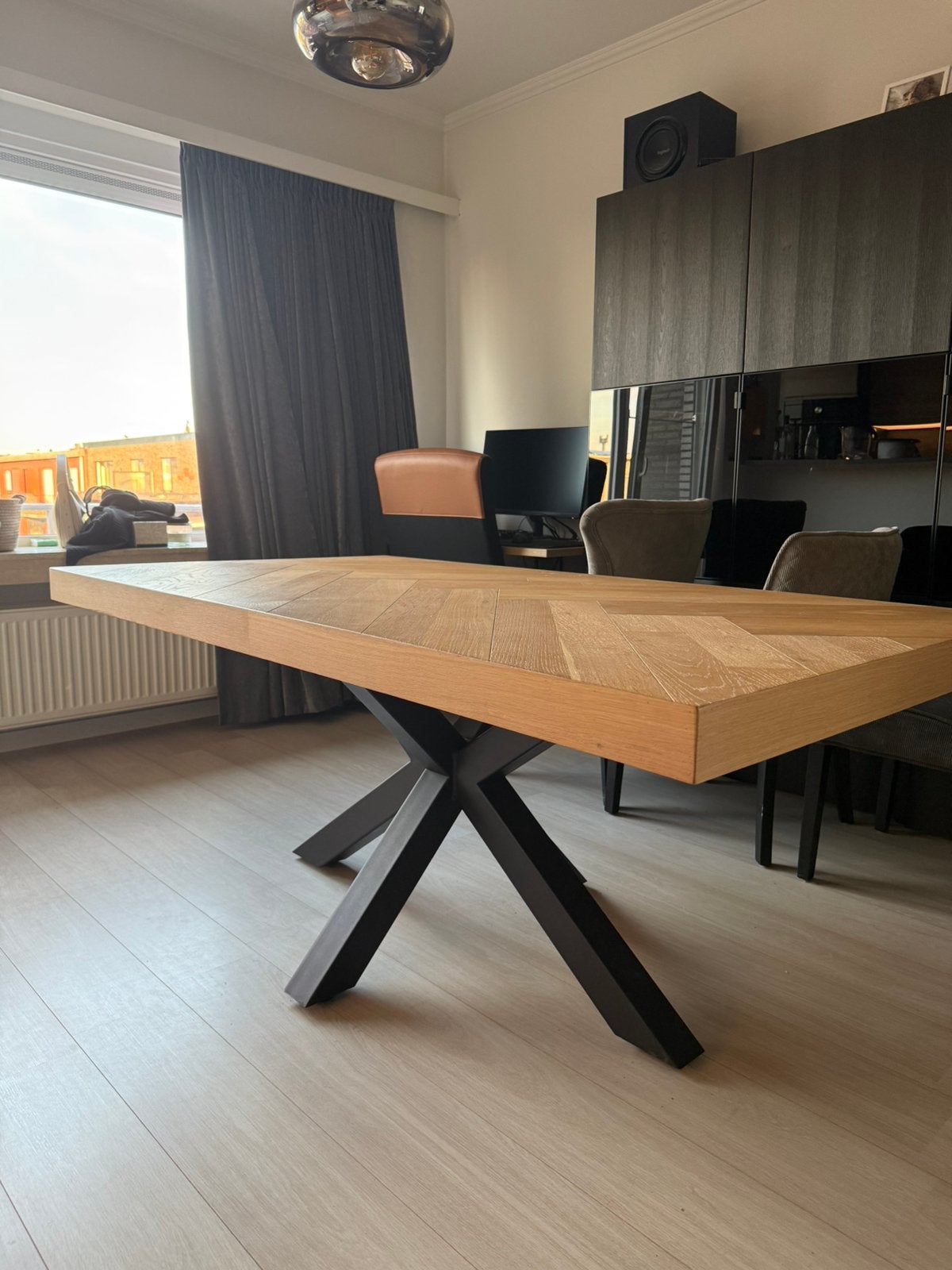 Moderne tafel met visgraat en zwart metalen poot, Ophalen, Rechthoekig, Eikenhout