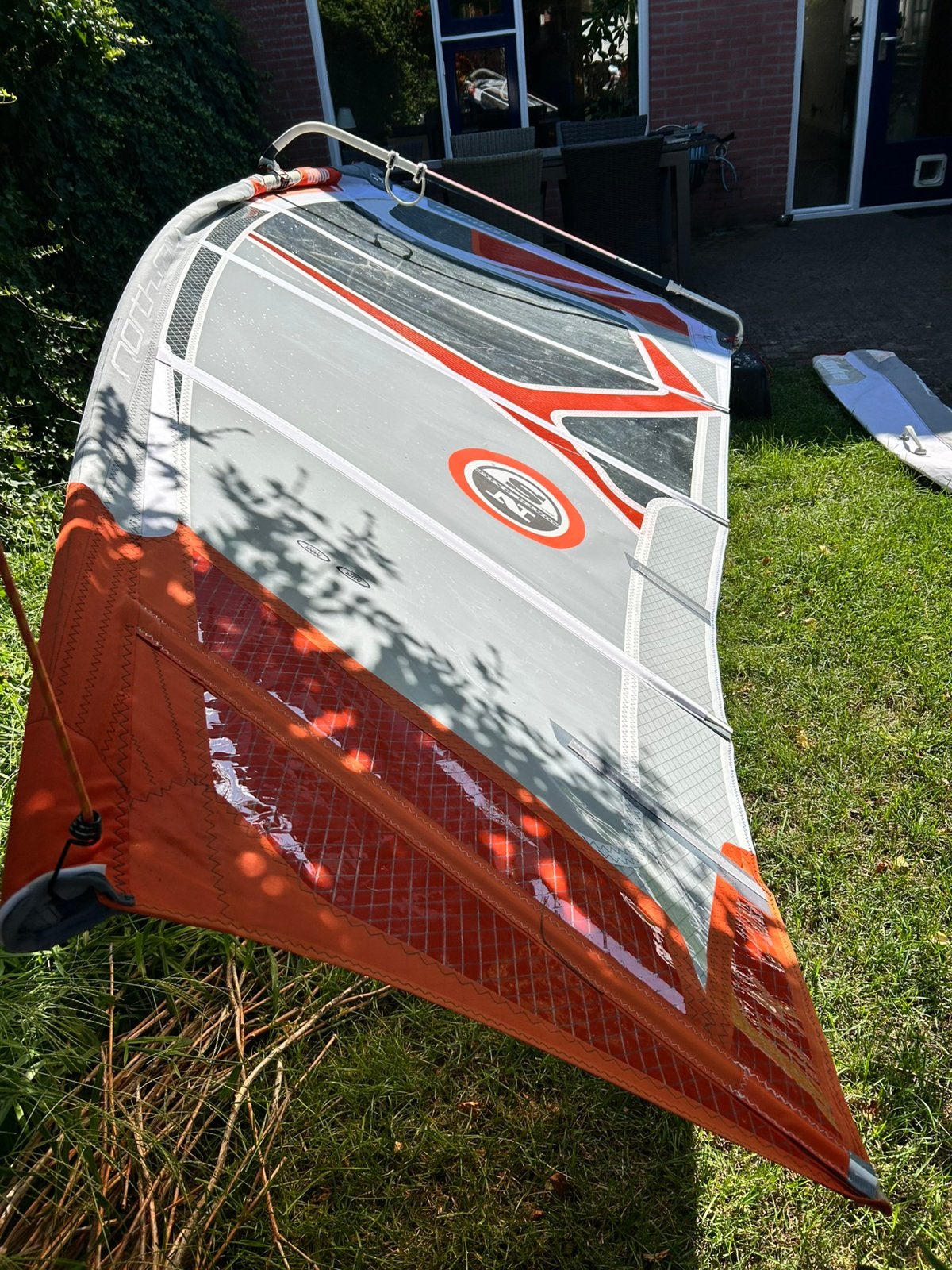5.9 North Sails Duke Freewave zeil (nette conditie), Sports nautiques & Bateaux, Planche à voile, Comme neuf, 5 à 6.5 m², Avec sac de transport