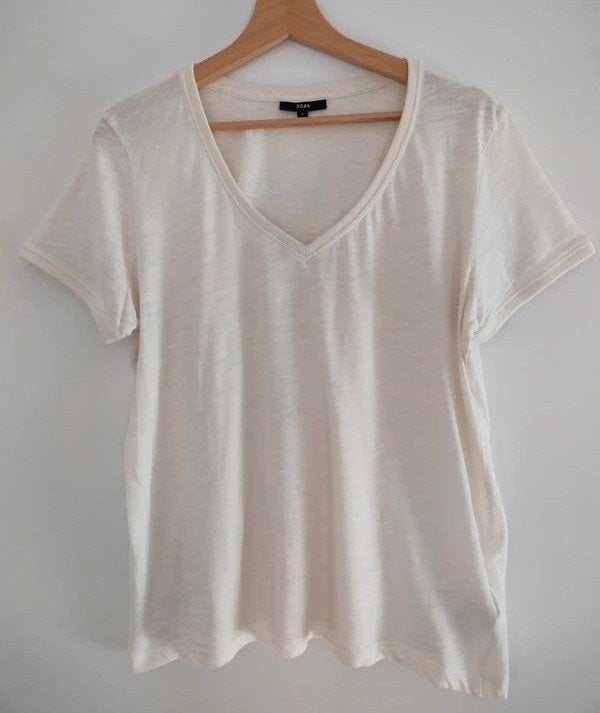 Mooie T-shirt met V-hals. Sora. Large/Medium. Ecru, Vêtements | Femmes, T-shirts, Taille 42/44 (L), Manches courtes, Enlèvement ou Envoi
