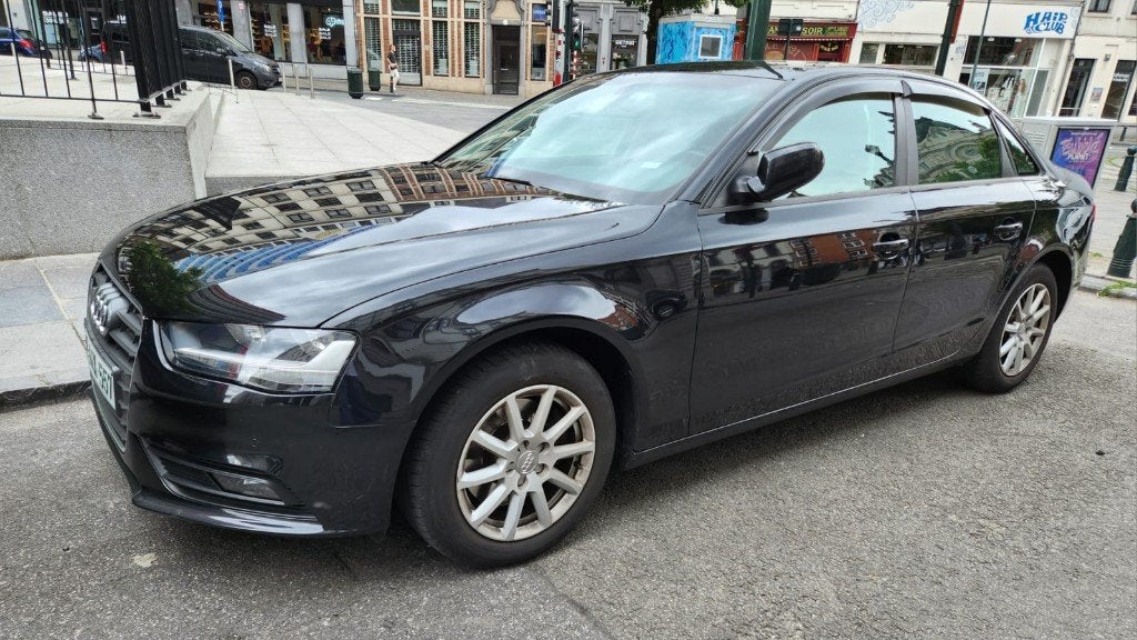 Audi A4 ESSENCE 1.8 AUTOMAT 140000KM NAVI PDC Beautiful car, Autos, Achat, A4, Particulier, 4 cylindres