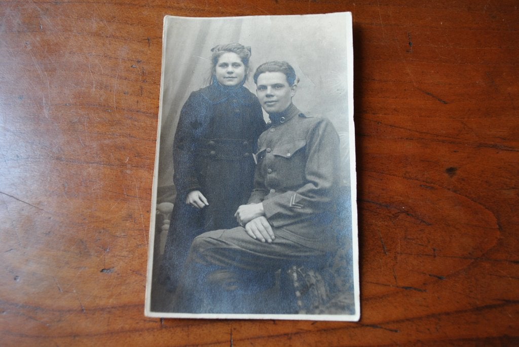 Photo carte ancienne Militaire en uniforme avec jeune fille, Enlèvement ou Envoi, Autres, Photo ou Poster