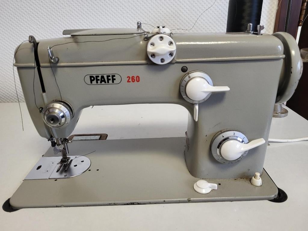 Pfaff 260 naaimachine en bijhorende tafel, Ophalen, Zo goed als nieuw, Naaimachine, Pfaff