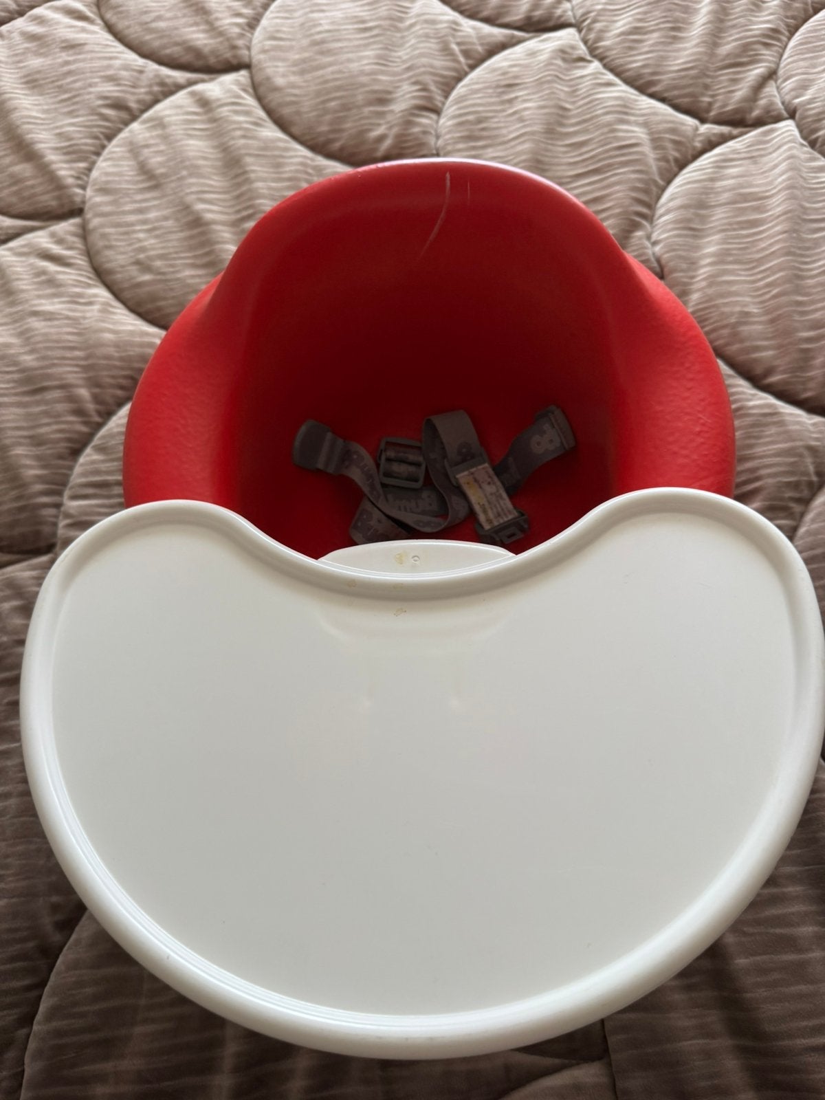 Bumbo zitje met riempjes en tafeltje, Ophalen, Zo goed als nieuw