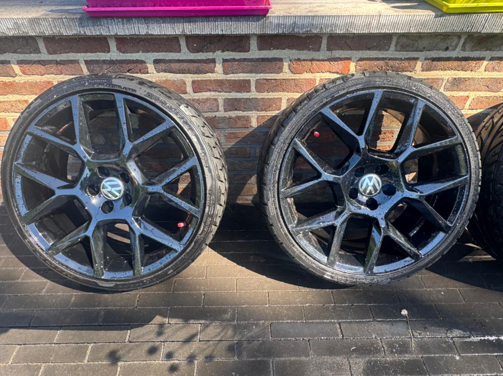 Volkswagen “Pretoria” style velgen in glanszwart, Auto-onderdelen, Ophalen, 18 inch, Banden en Velgen, Personenwagen