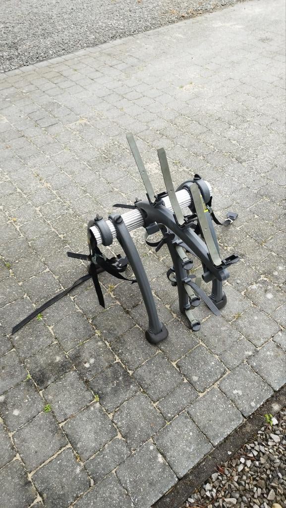Porte vélo universel SARIS pour 3 vélos.