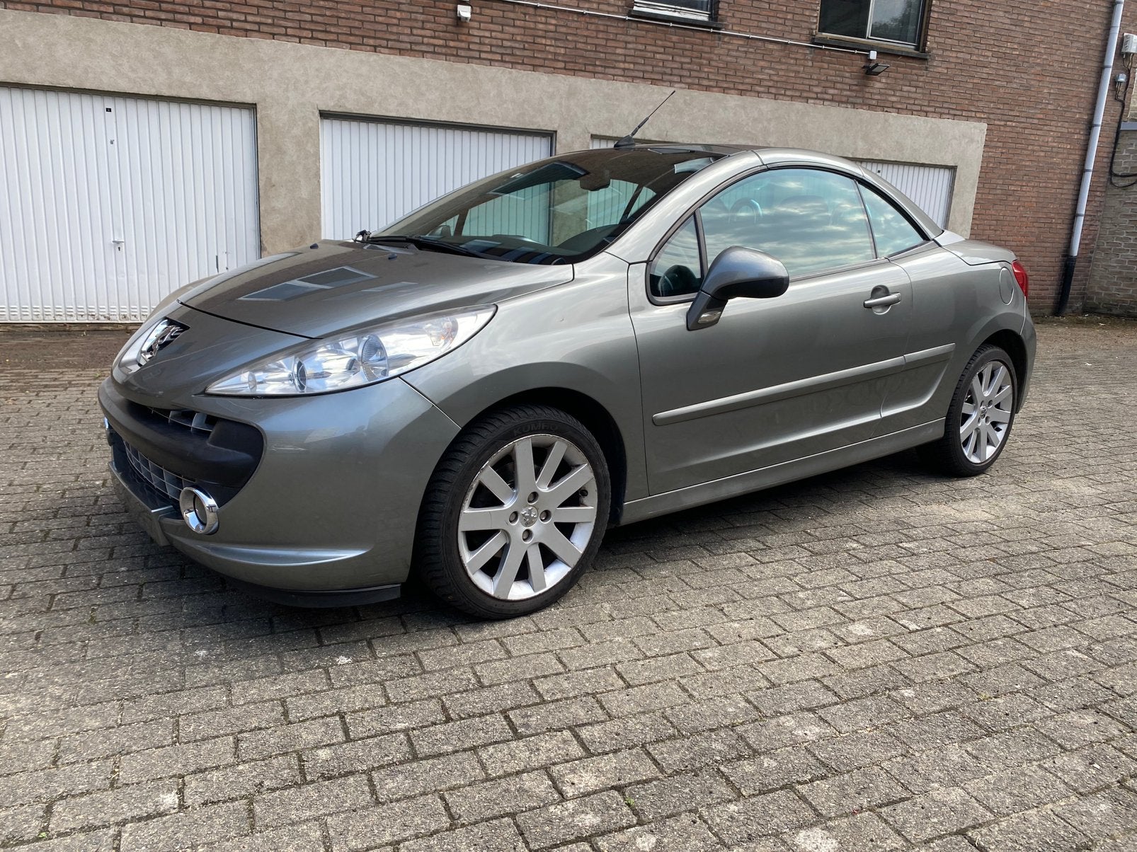 207 approuvé automatiquement, Autos, Cuir, Argent ou Gris, Cabriolet, Carnet d'entretien