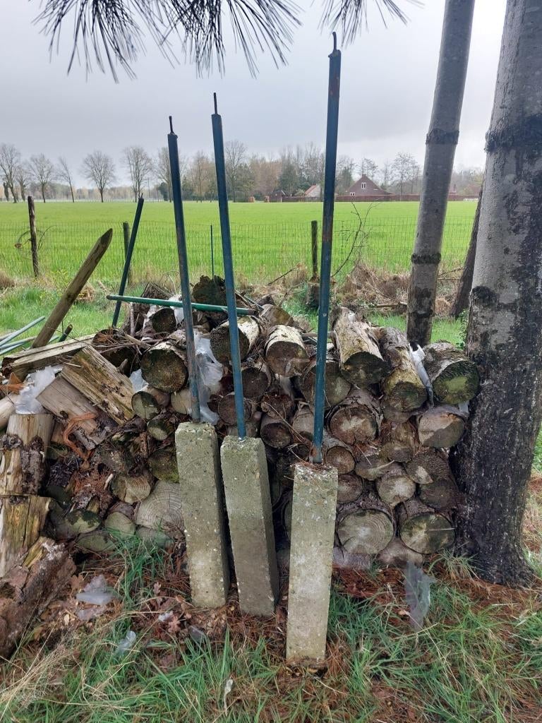 Tuinpalen ijzer / beton voet +/- 70 stuks, Enlèvement, Utilisé, Moins de 180 cm, Poteaux