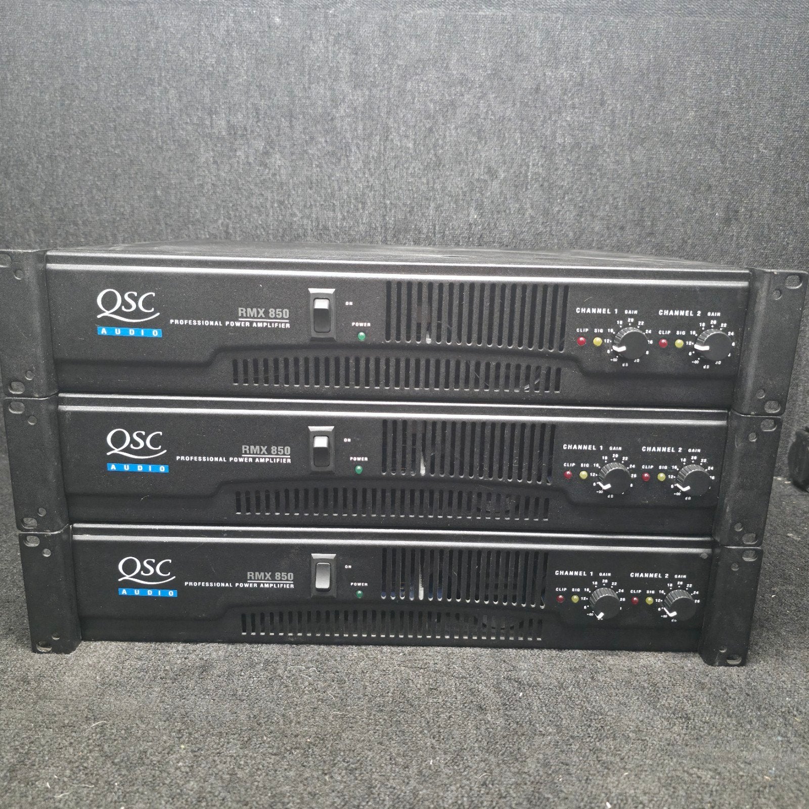 QSC  RMX850  versterker   2 x 300 watt met crossover functie, Ophalen of Verzenden