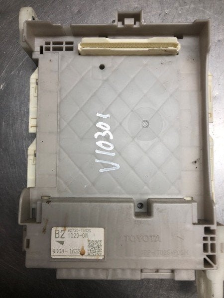 BOITIER FUSIBLES Toyota iQ (01-2009/12-2015) (|8273074020|), Utilisé, Toyota