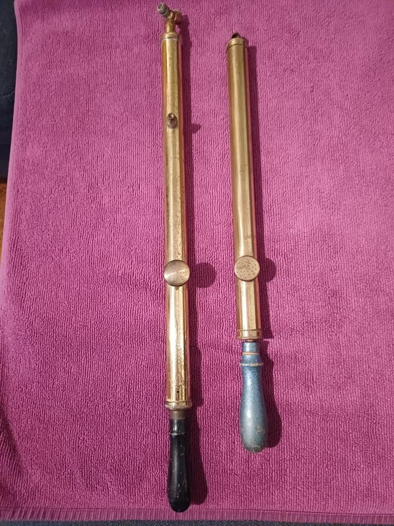 DEUX SERINGUES À MAIN EN LAITON ANTIQUE, Enlèvement