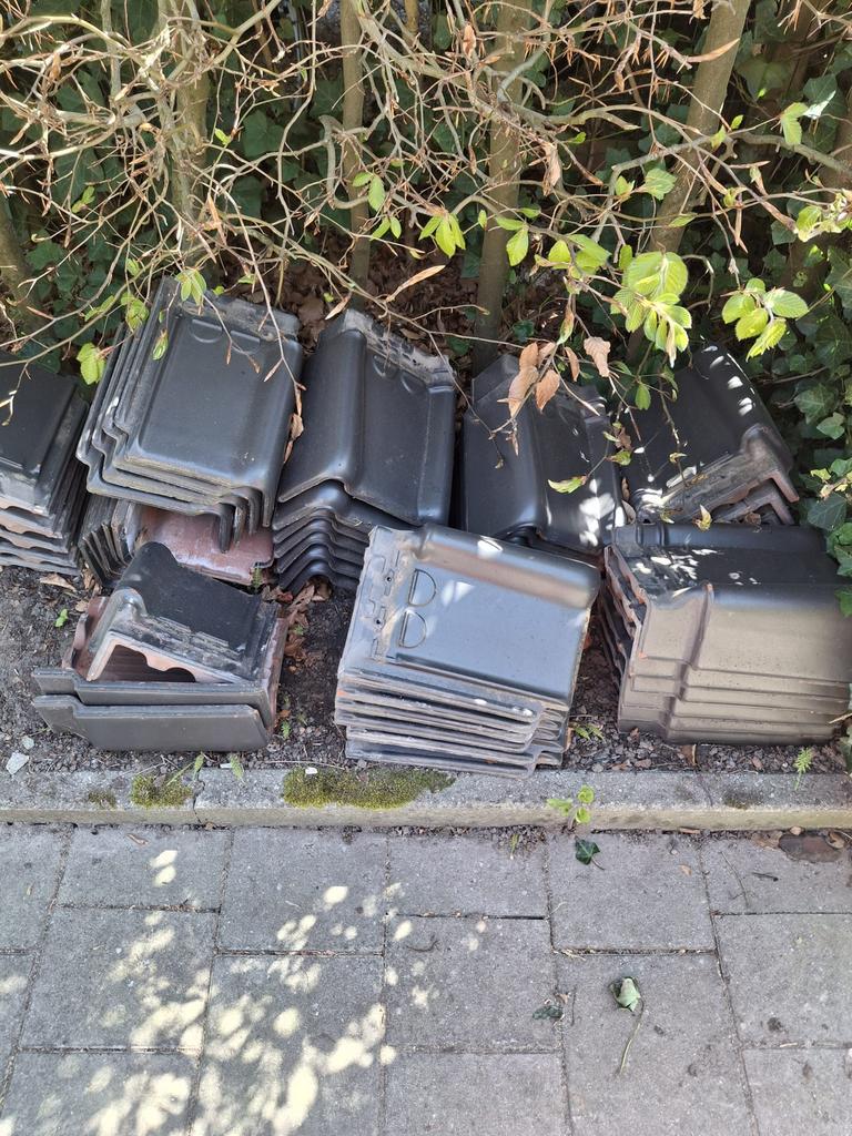 50 Pottelberg hoek dakpannen leigrijs, Ophalen, Zo goed als nieuw, Dakpannen