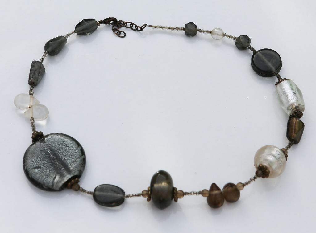 Mooie halsketting met glazen kralen, Handtassen en Accessoires, Kettingen, Ophalen of Verzenden, Zo goed als nieuw, Grijs, Steen of Mineraal