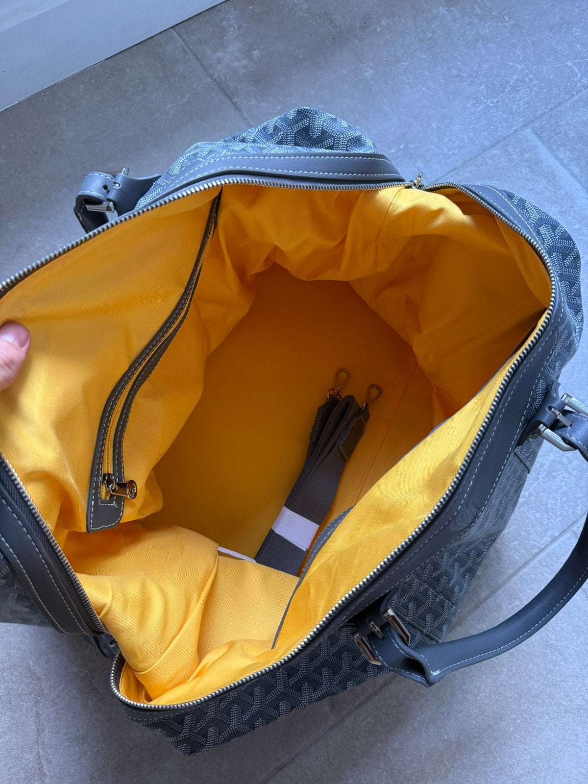 Sac de voyage style Goyard – Gris, Envoi, Comme neuf, Jaune