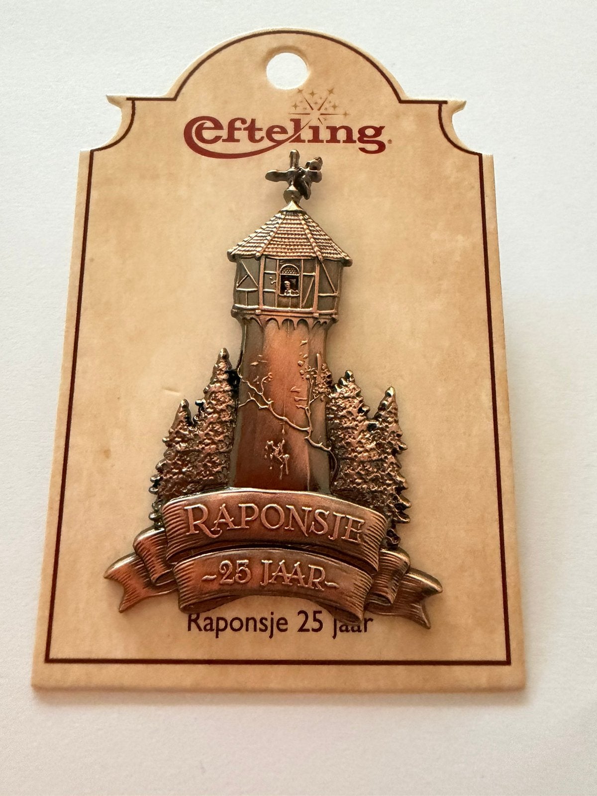 Efteling pin sprookjesbos raponsje 25 jaar jubileum, Verzamelen, Ophalen of Verzenden, Nieuw, Button of Speldje