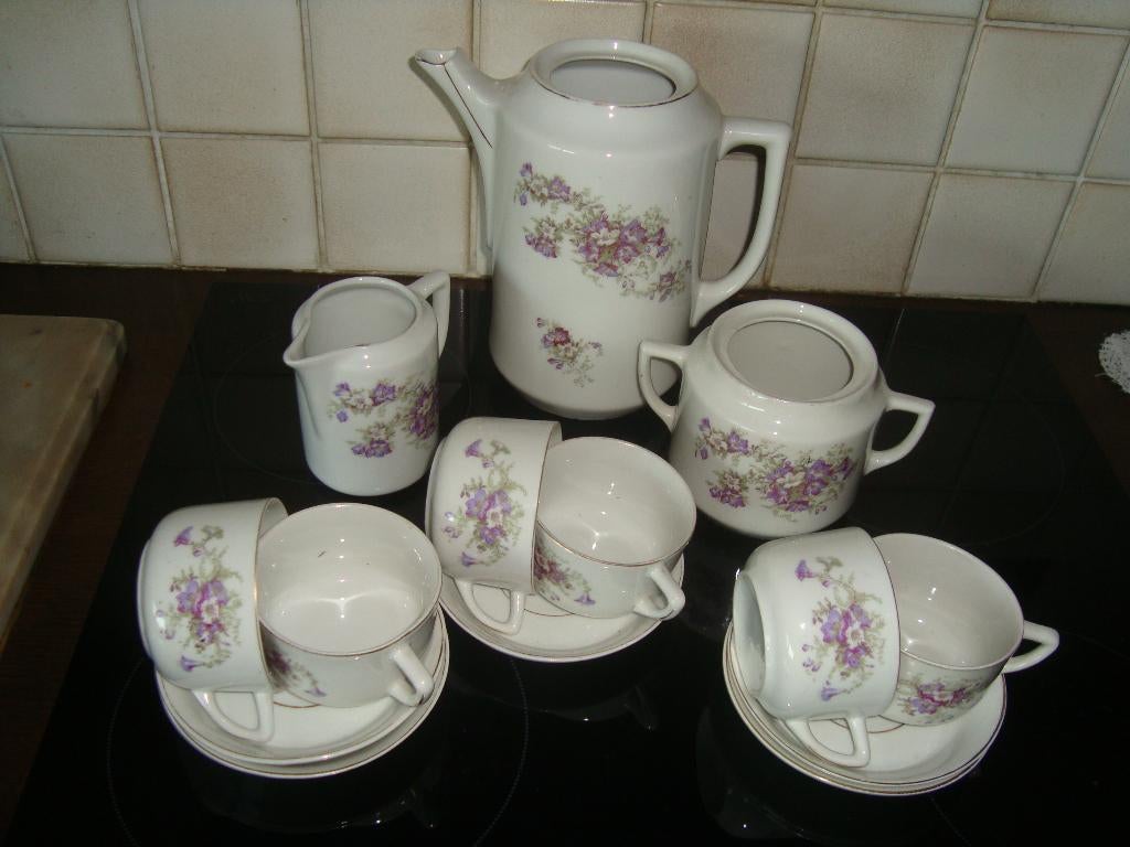 Deel van een porseleinen koffieservies., Enlèvement