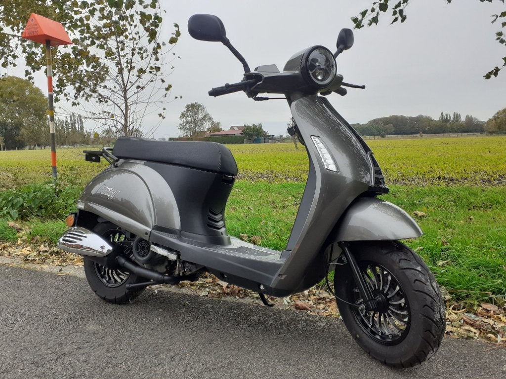 Venessi fly retro scooter OH gehad B klasse alle papieren, Vélos & Vélomoteurs, 49 cm³, Comme neuf, Classe B (45 km/h), Essence