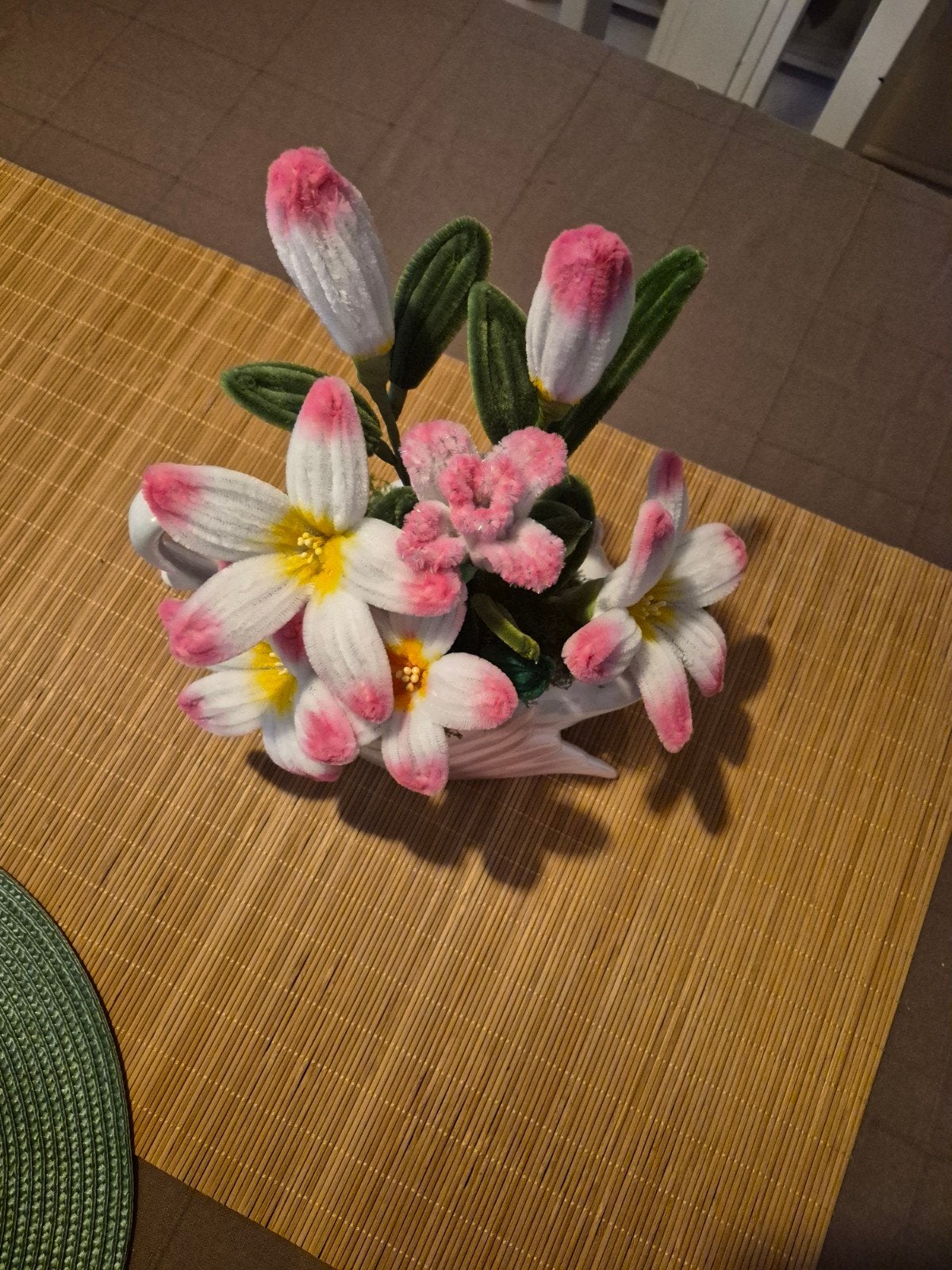 Chenilledraad lelies met zwanen vaas, Ophalen, Binnen, Roze, Kunstbloem