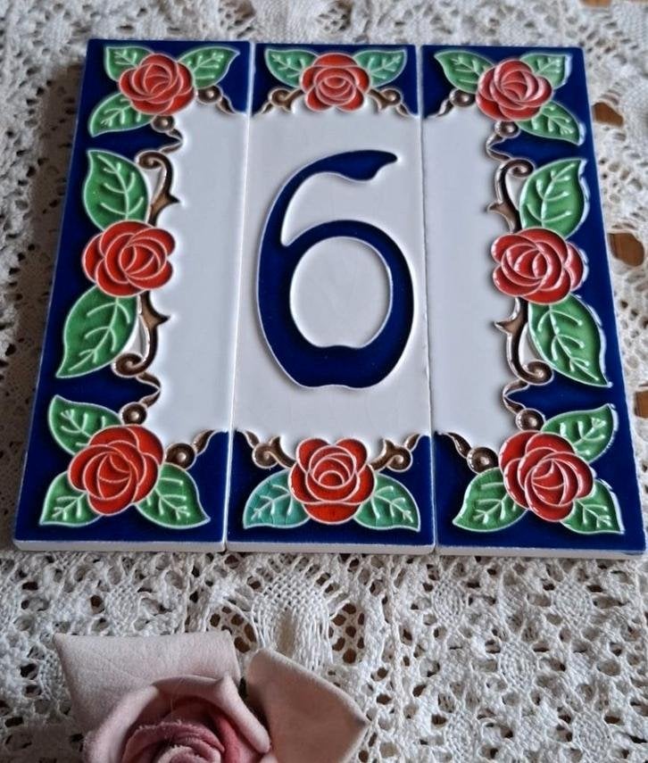 Italiaans huisnummer 6, tegeltjes, rode rozen, Antiek en Kunst, Ophalen of Verzenden