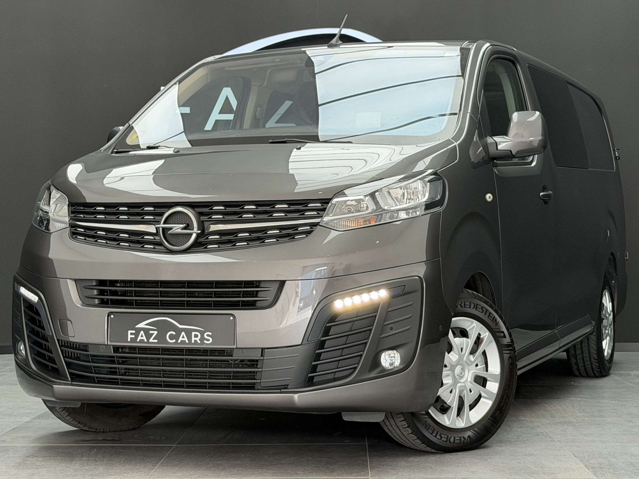 Opel Vivaro 2.0 TD L3H1 * 1ER PROP + 5 PLACES + CAMÉRA + RE, Autos, Argent ou Gris, Achat, Euro 6, Entreprise