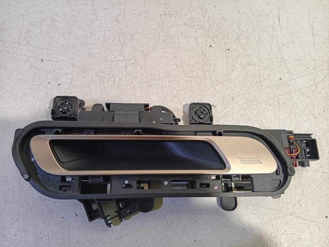 Portiergreep rechts voor BMW iX, Onderdelen@venauto.nl, Van der Ven Autorecycling B.V., Gebruikt, Ettenseweg 76, 4706 PB Roosendaal, The Netherlands