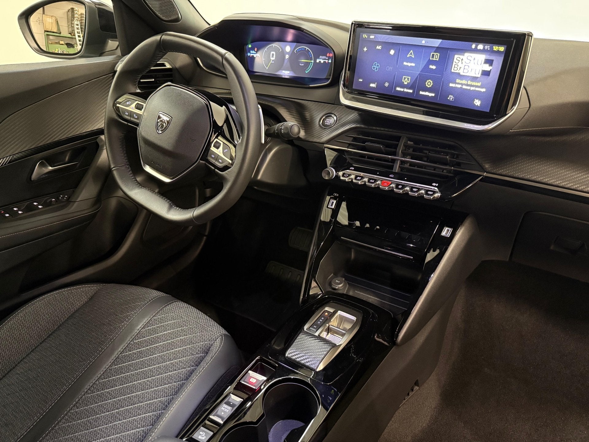Peugeot 2008 Hybrid Allure e-DSC6 (bj 2025, automaat), Stof, Gebruikt, Euro 6, 110 g/km