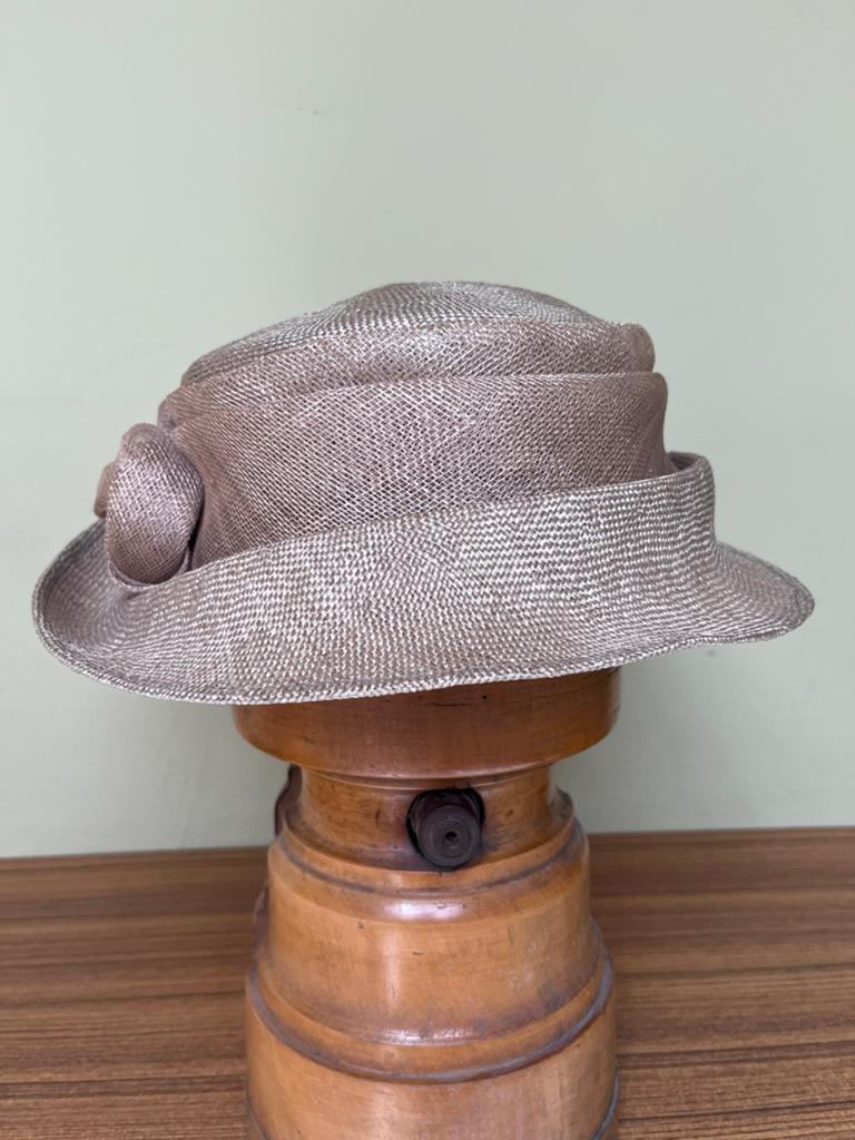 Beige feestelijke hoed - Nieuw, Kleding | Dames, Ophalen of Verzenden, Nieuw, 56 of 57 cm (M, 7 of 7⅛ inch), Hoed