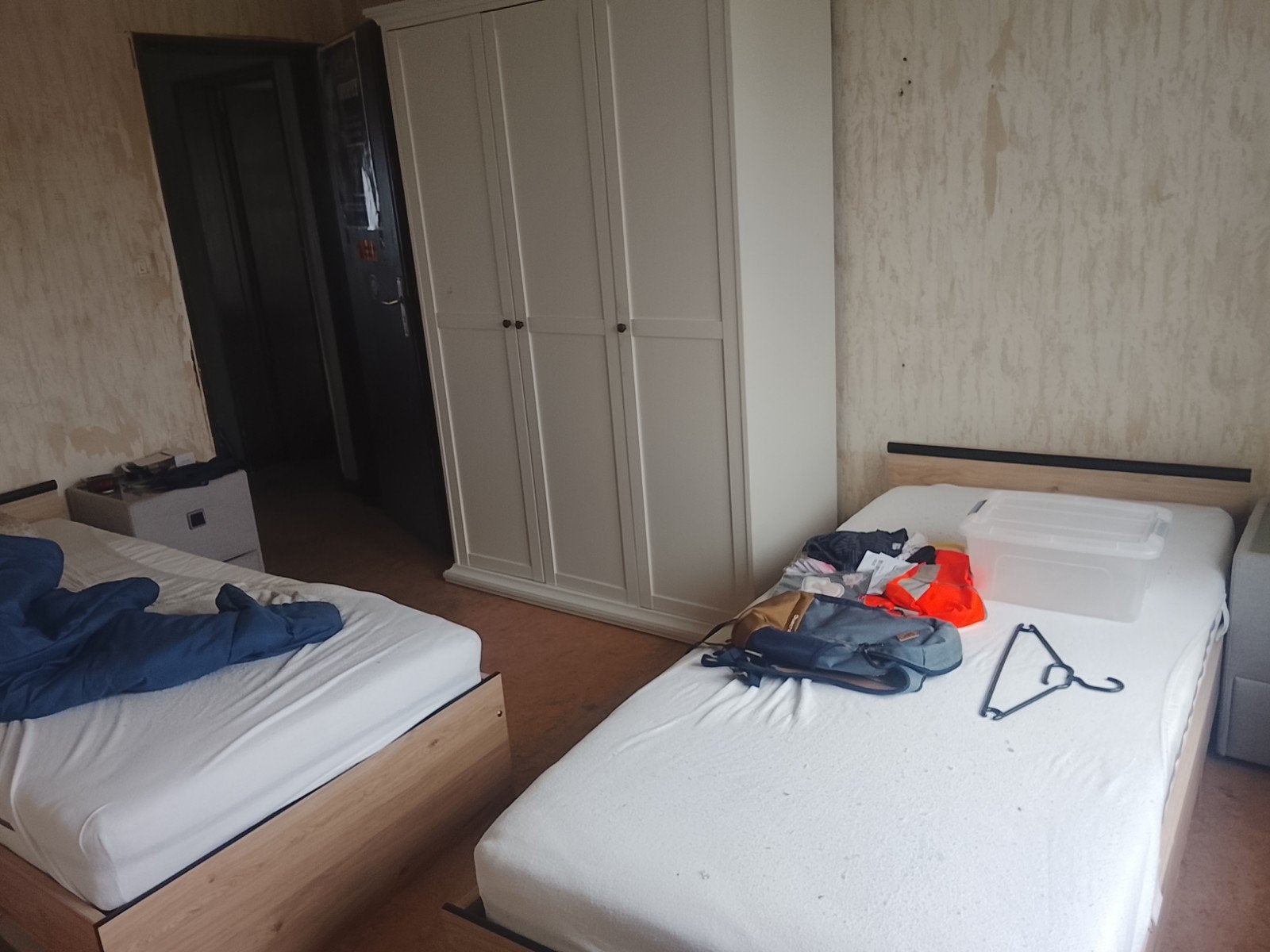 twee 1 personen bedden 1 lichtjes beschadigd, Huis en Inrichting, Ophalen