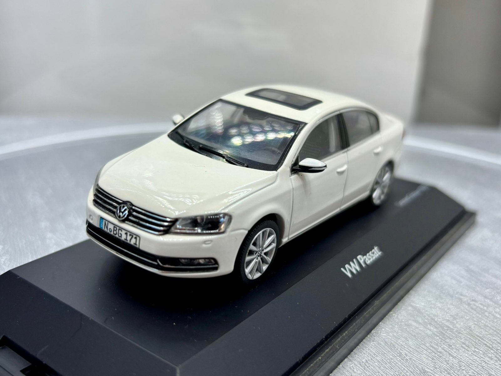 1:43 Volkswagen Passat, Hobby en Vrije tijd, Ophalen of Verzenden, Zo goed als nieuw, Schuco