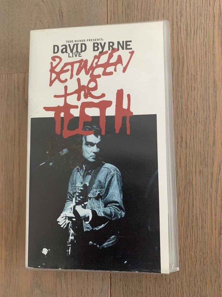 DAVID  BYRNE - Between The Teeth * VHS (zeldzaam) * NIEUW, Ophalen of Verzenden, Zo goed als nieuw, Muziek en Concerten