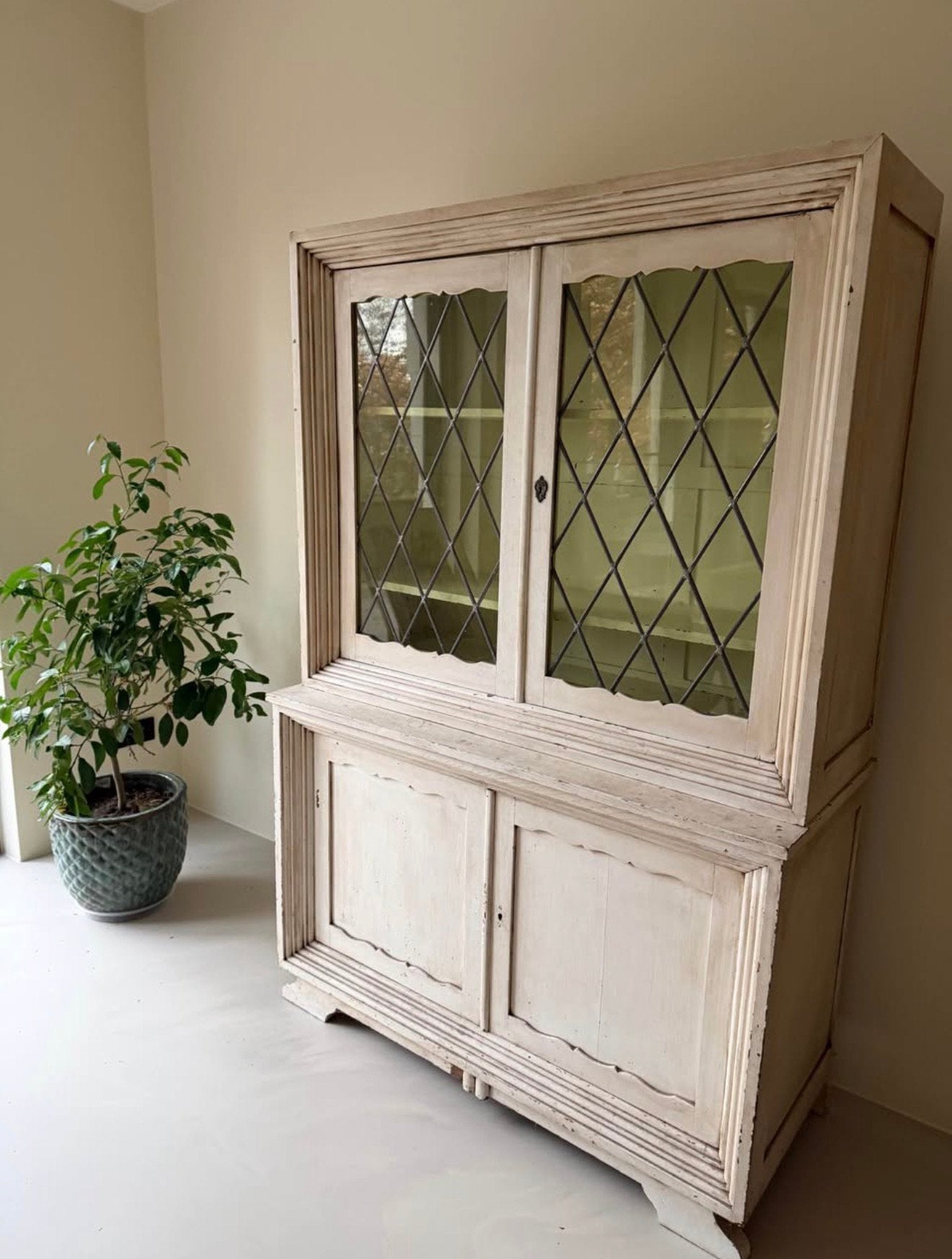 Antieke landelijke vitrinekast, Huis en Inrichting, Ophalen, Gebruikt, 100 tot 150 cm, 150 tot 200 cm