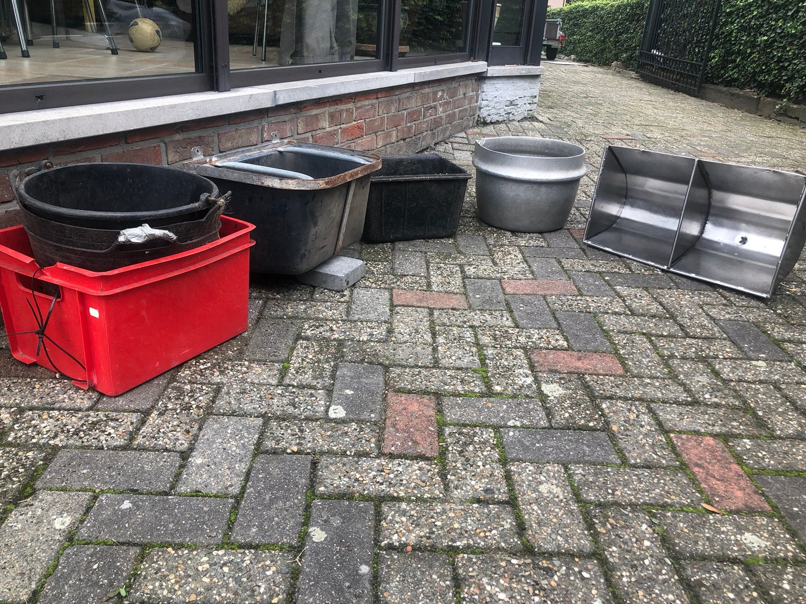 Paard eet en drinkbakken, Ophalen