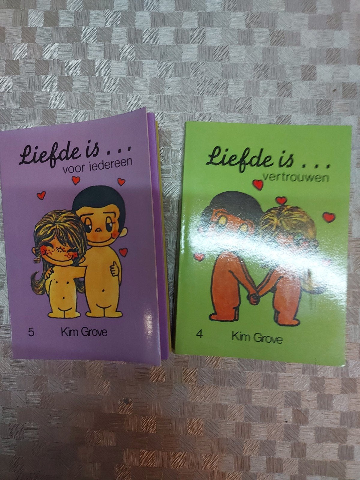 2 stripboekjes Liefde is..., Ophalen of Verzenden