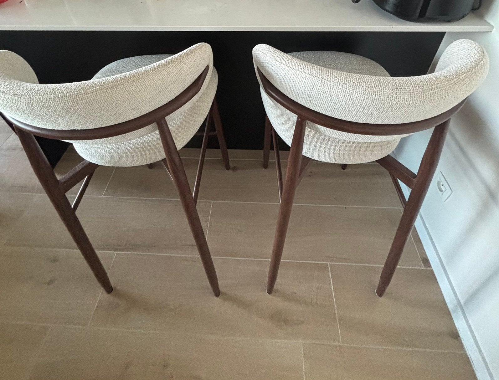 Twee barkrukken beige/walnoot, Maison & Meubles, Tabourets de bar, 90 cm ou plus, 2 tabourets, Comme neuf, Enlèvement