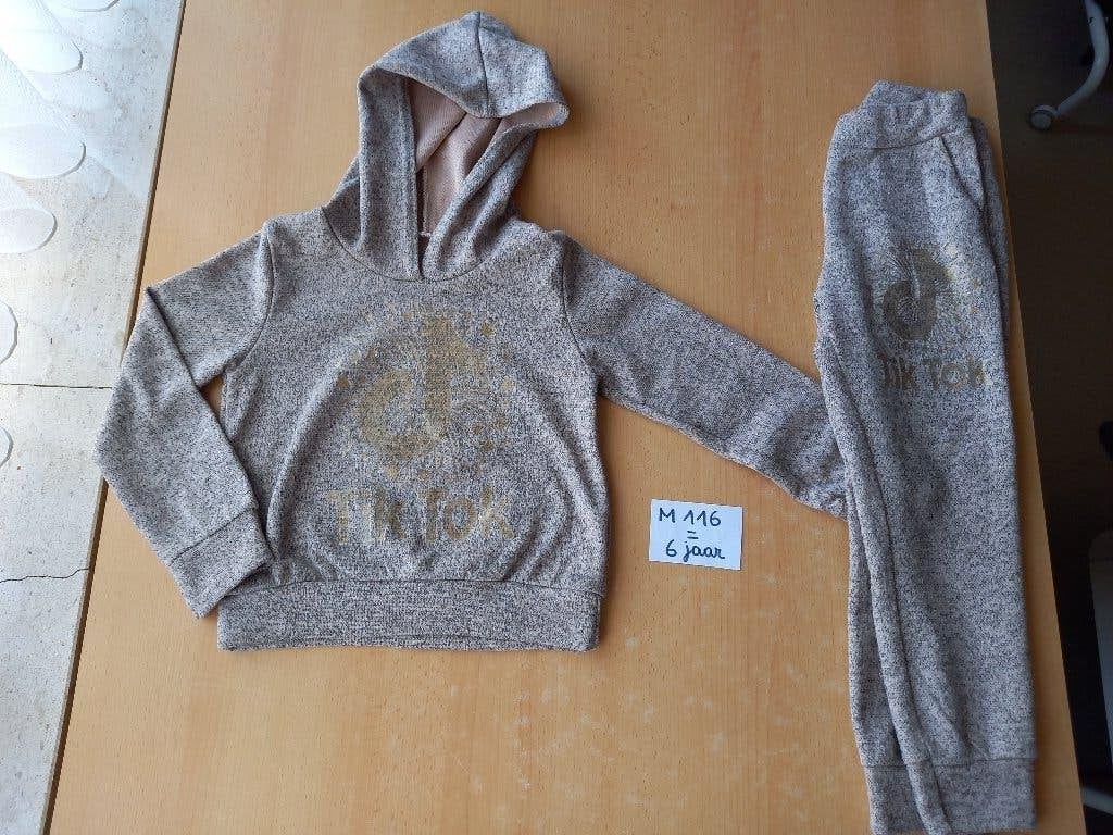 Entraînement Mint Condition TIK TOK taille 116 pour fille, Tik Tok, Enlèvement ou Envoi, Comme neuf, Vêtements de sport ou Maillots de bain