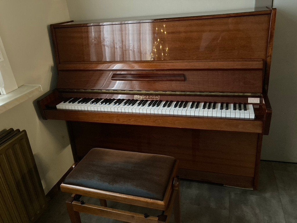 Buffetpiano te koop, Brillant, Comme neuf, Brun, Enlèvement