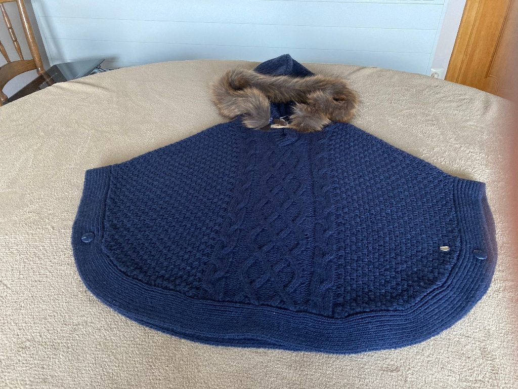 Donkerblauwe cape met muts met afn pels, Tiffos, 13-14 j, Kinderen en Baby's, Kinderkleding | Maat 164, Ophalen of Verzenden, Zo goed als nieuw