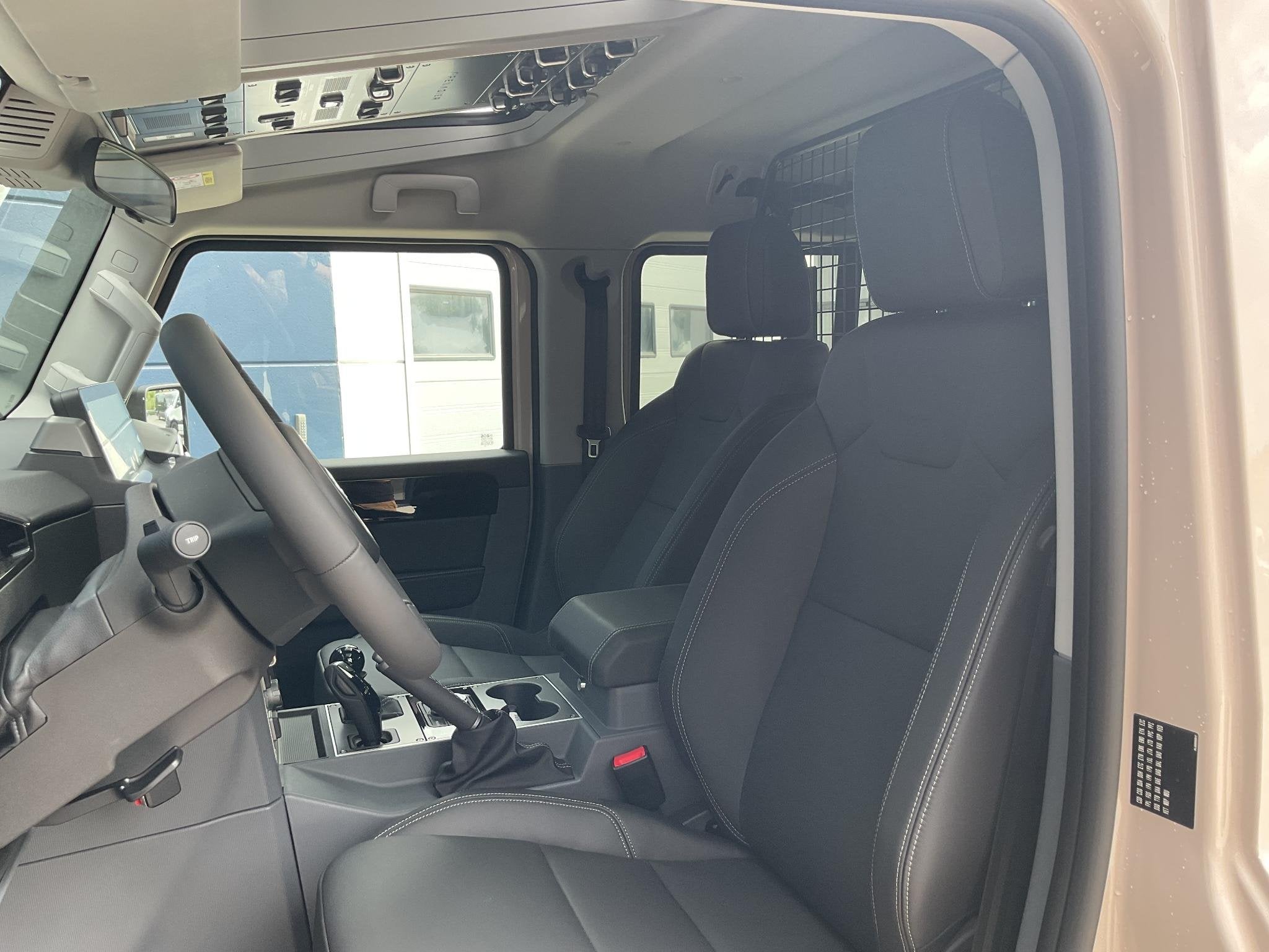 Ineos Grenadier Utility Wagon 2 seats 3.0L Twin Turbo Diesel, Automaat, Zwart, Wit, Bedrijf
