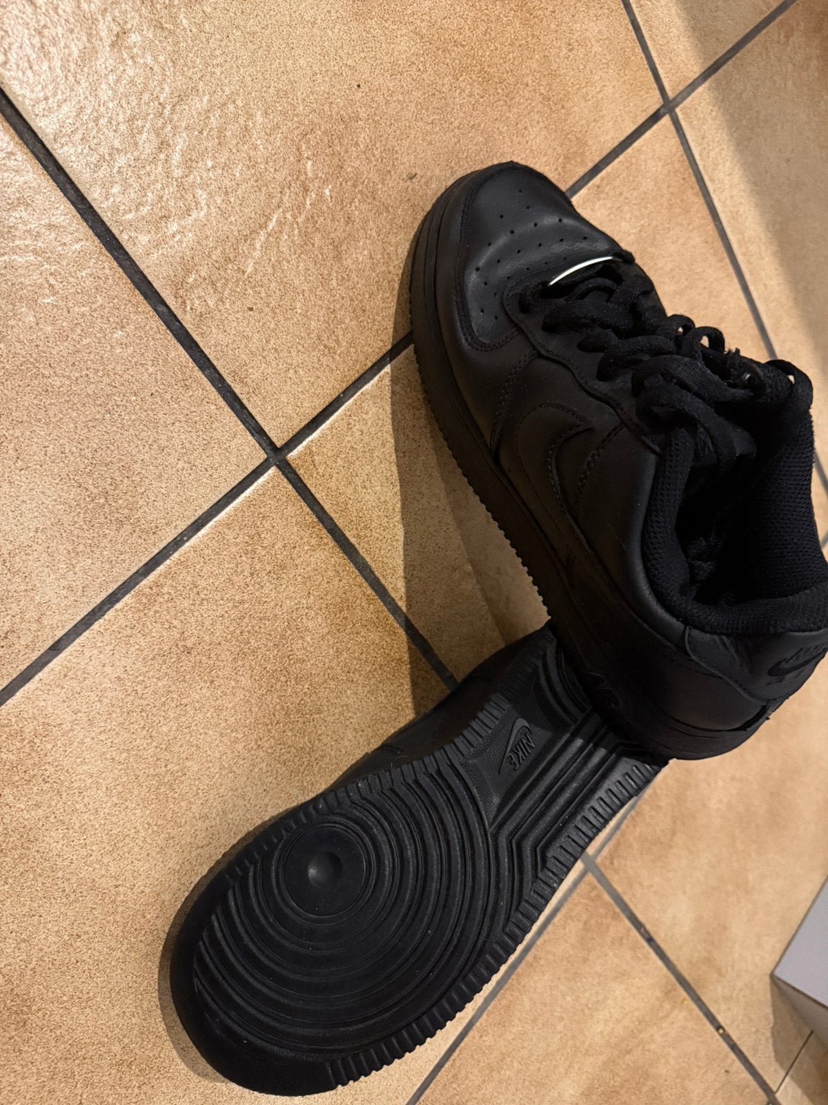 Nike Air Force 1 noires – Taille 38,5, Sneakers et Baskets, Comme neuf, Enlèvement, Noir