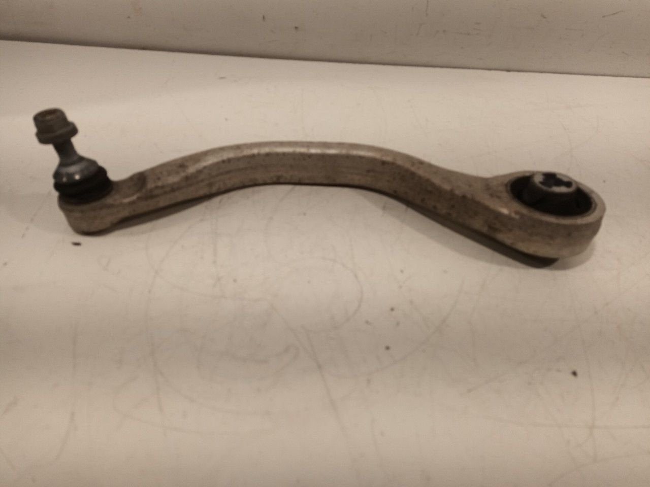 Draagarm rechts voor Tesla Model 3, Onderdelen@venauto.nl, Van der Ven Autorecycling B.V., Gebruikt, Ettenseweg 76, 4706 PB Roosendaal, The Netherlands