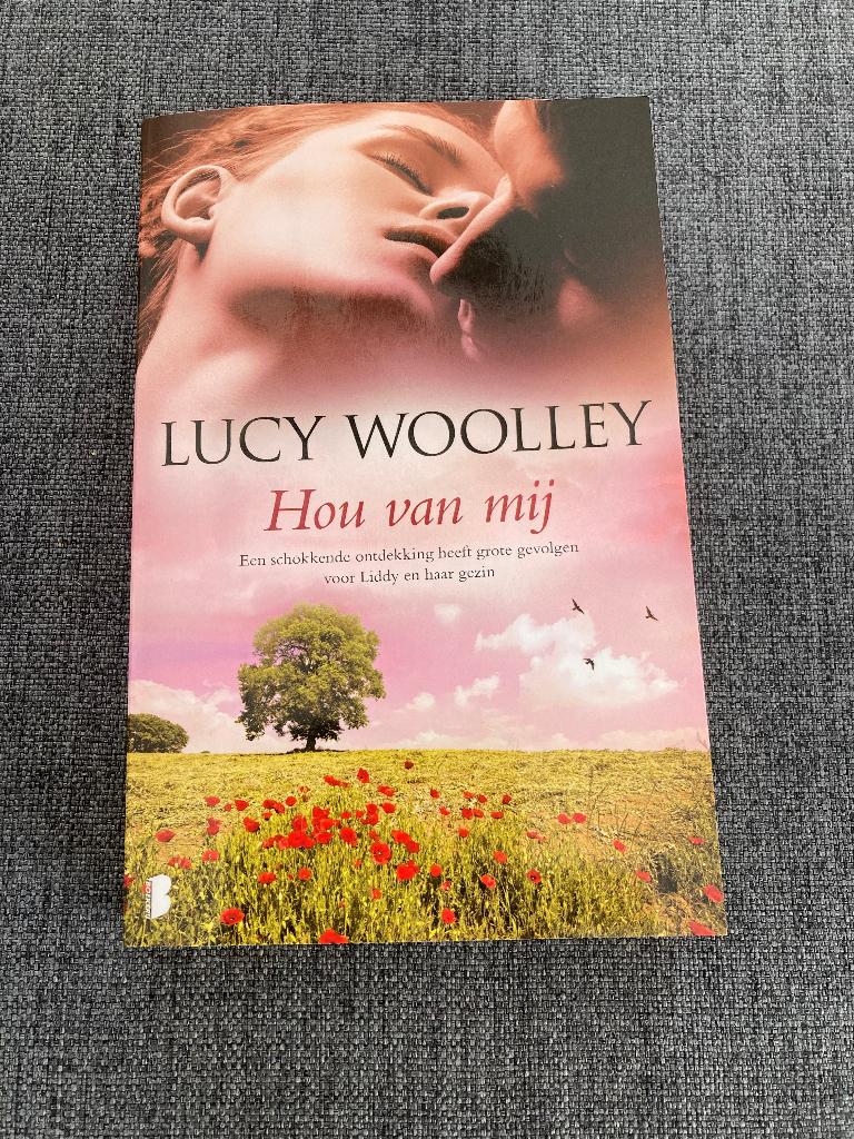 Boek : Hou van mij. Lucy Woolley, 285 blz 1x gelezen, Ophalen of Verzenden, Zo goed als nieuw, Lucy Woolley
